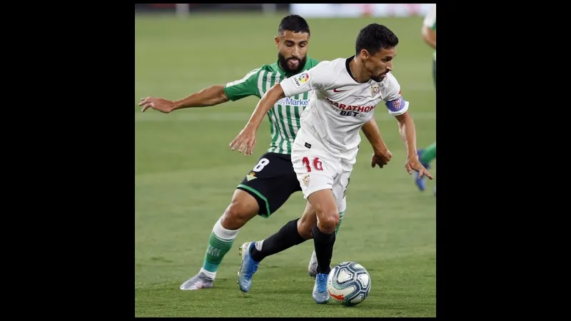 Cầu thủ của Sevilla nỗ lực đi bóng qua cầu thủ của Real Betis trong trận đấu. Cầu thủ của Sevilla nỗ lực đi bóng qua cầu thủ của Real Betis trong trận đấu.