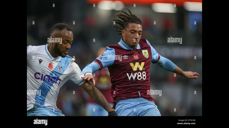 Cầu thủ Burnley đang tấn công dẫn bóng trước sự áp sát của cầu thủ Crystal Palace Cầu thủ Burnley đang tấn công dẫn bóng trước sự áp sát của cầu thủ Crystal Palace